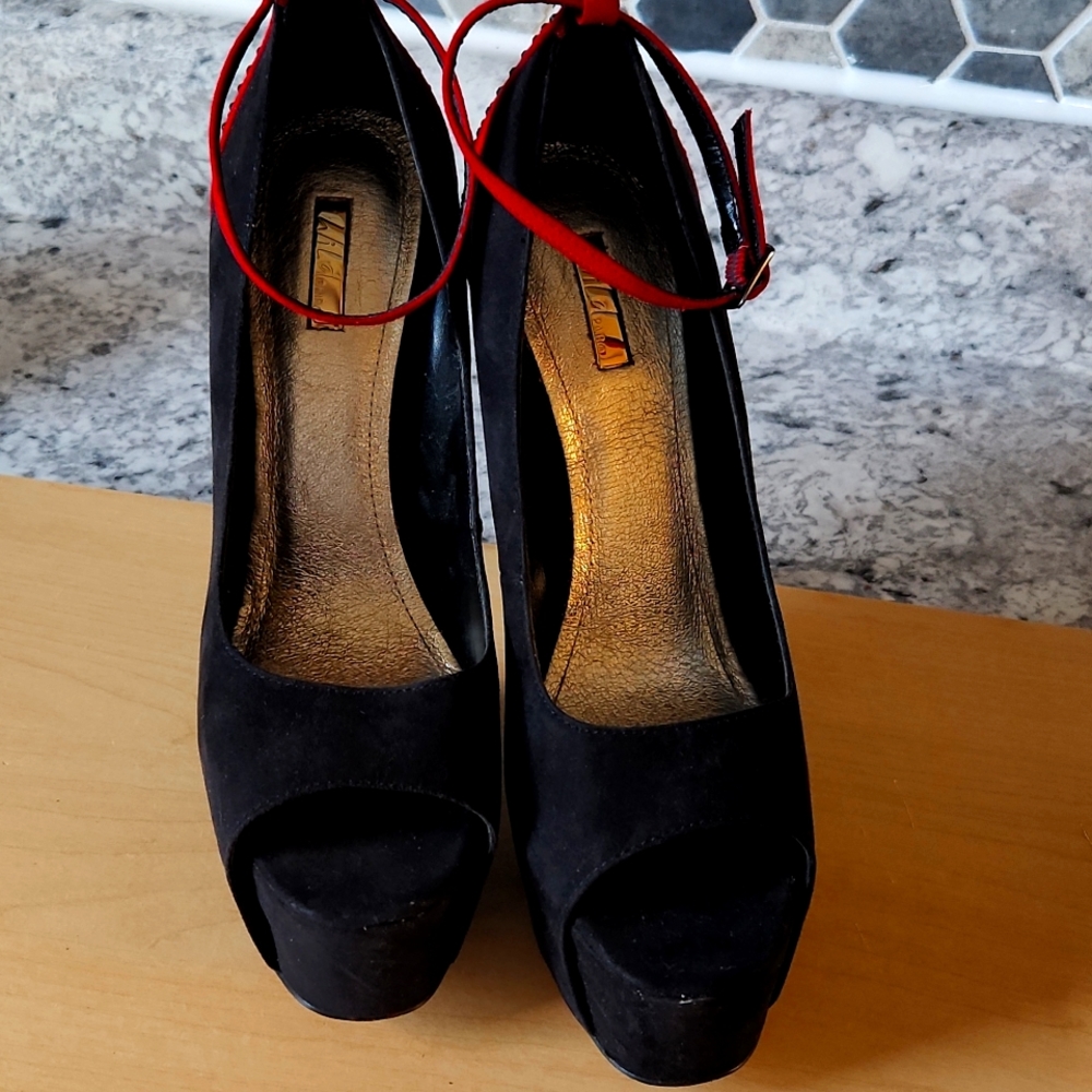 Heels - Picture 3 of 4